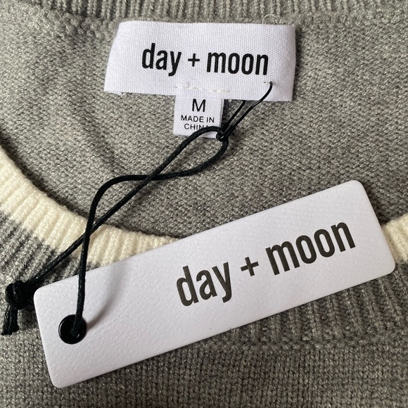 NWT Day + Moon Gray Ruffled Sleeve Sweater Size M - Picture 5 of 8